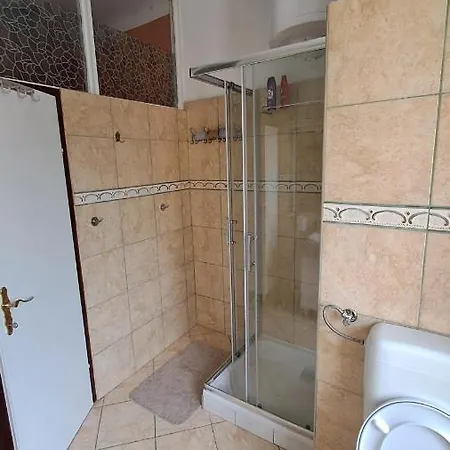 Red Blue With Private Parking And Gray Blue Pula