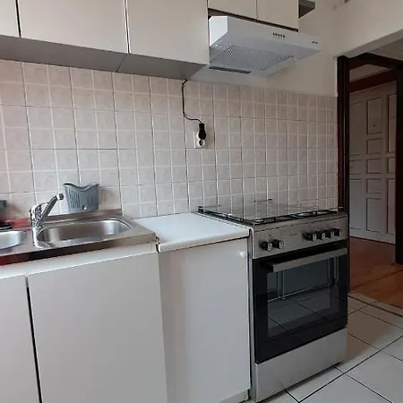 Red Blue With Private Parking And Gray Blue Apartamento Pula