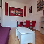 Red Blue With Private Parking And Gray Blue Apartment *