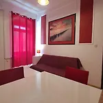 Red Blue With Private Parking And Gray Blue Apartment *