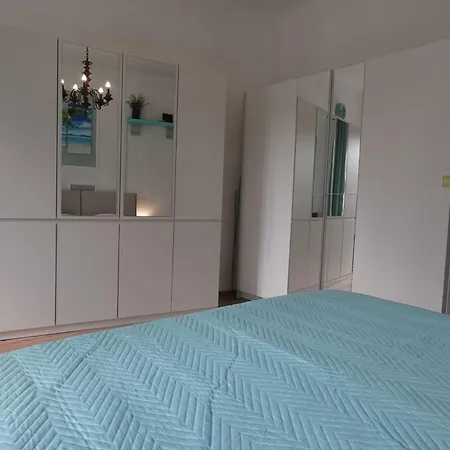 Red Blue With Private Parking And Gray Blue Appartement