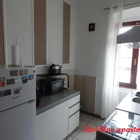 Red Blue And Gray Blue With Private Parking Apartman