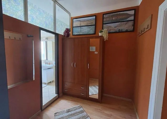 Daire Red Blue With Private Parking And Gray Blue