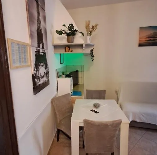 Red Blue With Private Parking And Gray Blue Daire