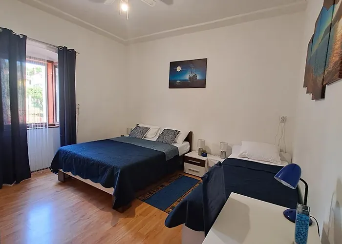 Red Blue With Private Parking And Gray Blue Daire