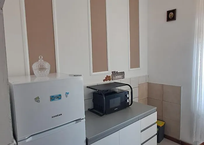 Red Blue With Private Parking And Gray Blue Daire