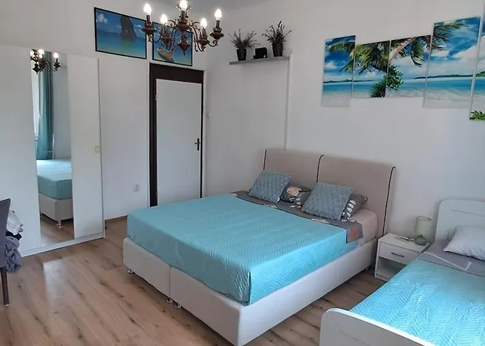 Red Blue With Private Parking And Gray Blue Daire *