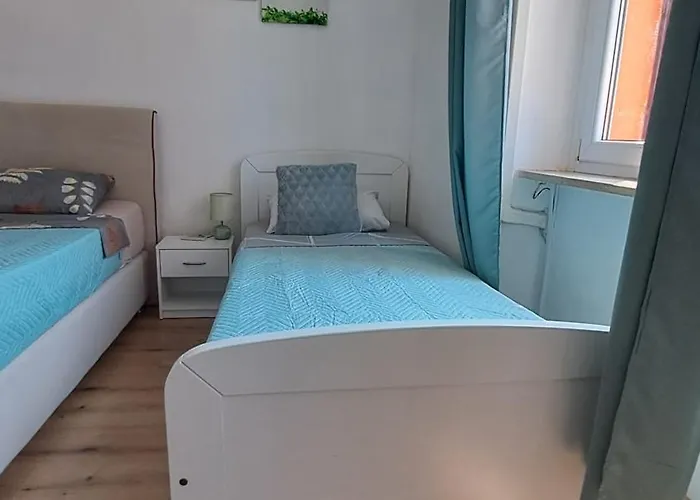 Daire Red Blue With Private Parking And Gray Blue *