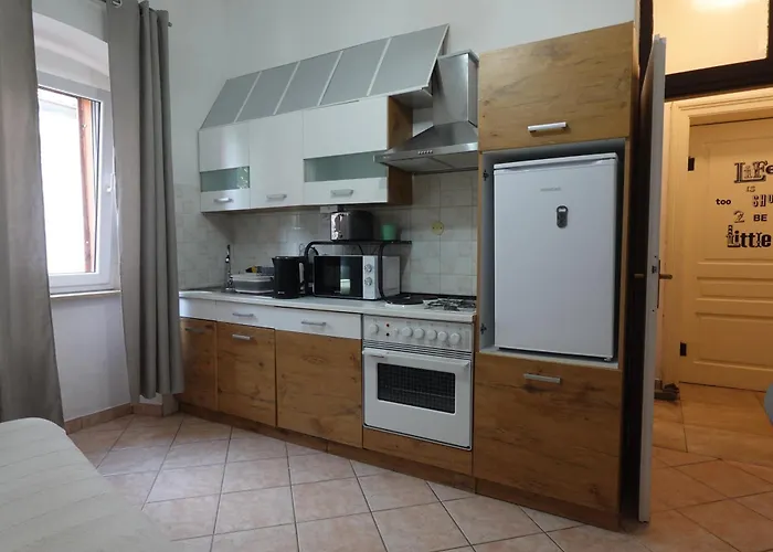 Red Blue With Private Parking And Gray Blue Pula