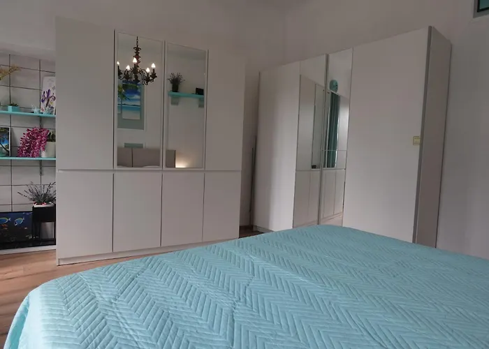 Red Blue With Private Parking And Gray Blue Appartement